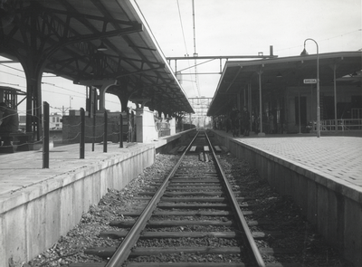 172205 Gezicht op het nieuwe, verhoogde perron van het N.S.-station Breda te Breda